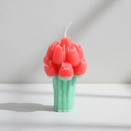 شمعة معطرة على شكل وردة لون أحمر مع شبرة فضي حجم صغير