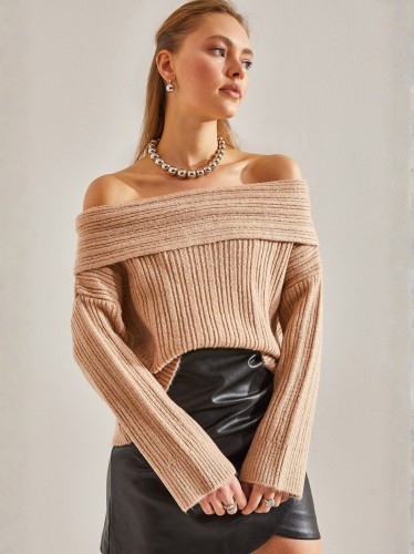 بلوزة ستاتي اوف شولدر لون بيج