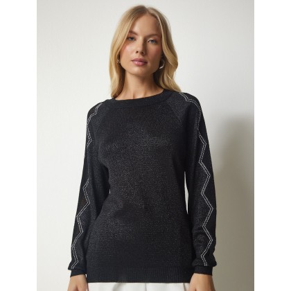 بلوز شتوي باللون الاسود مع سترس عن الاكتاف