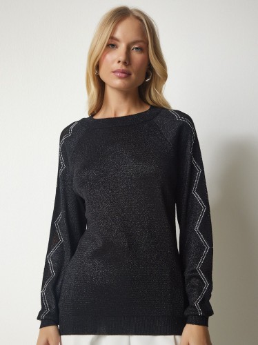 بلوزة ستاتي لون أسود مع نقشة على الأكتاف