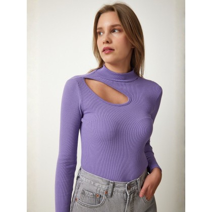 بلوز مع فتحه عن الصدر باللون النهدي