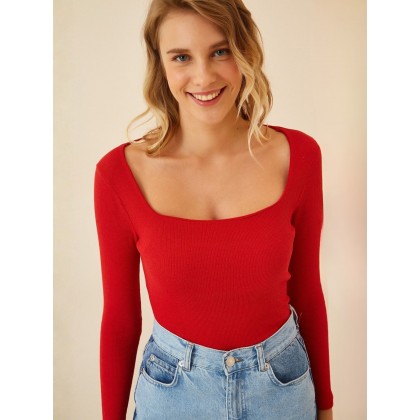 بلوز قبة مربعه باللون الاحمر