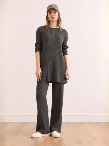 طقم قطعتين باللون السكني الغامق بنطلون وبلوز