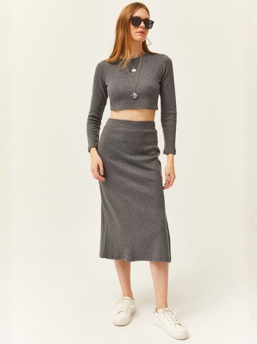 طقم ستاتي تنورة وبنطلون لون سكني