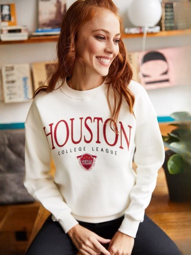 هودي ستاتي باللون الابيض وكتابة حمراء