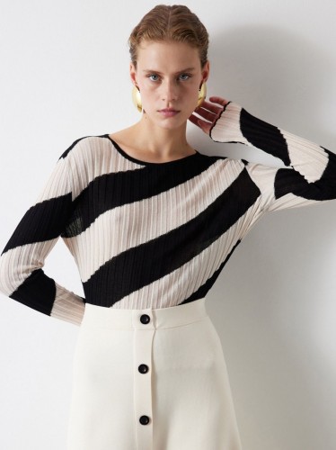 بلوز بأكمام طويلة للنساء لون اسود وبيج