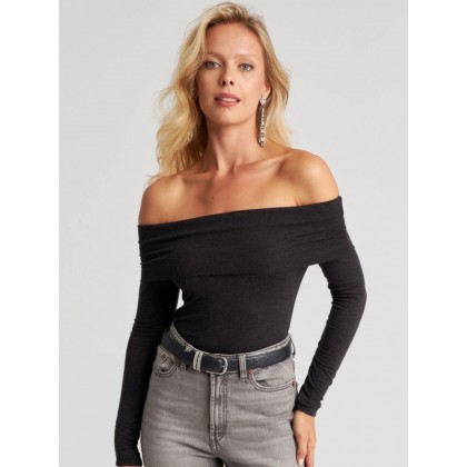 بلوز شتوي اوف شولدر للنساء لون اسود