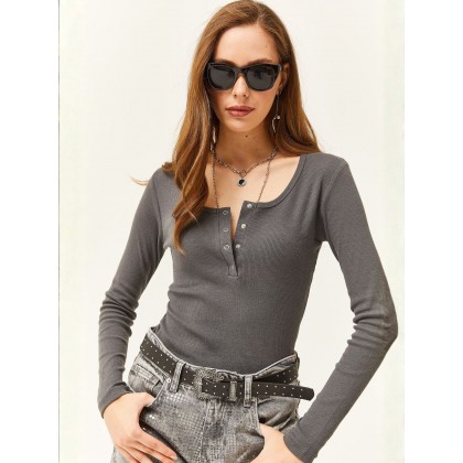 بلوز بادي باللون الرمادي