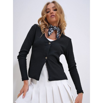 جاكيت اسود قصير مع ازرار