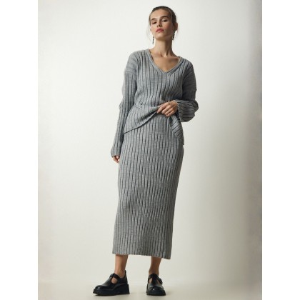 طقم شتوي قطعتين باللون السكني تنورة وبلوز