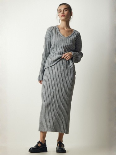 طقم شتوي تنورة وبلوزة لون سكني