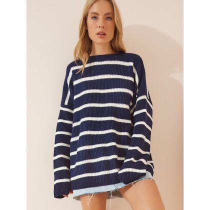 بلوز شتوي باللون الكحلي ومخططة بالابيض