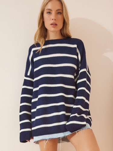 بلوز شتوي باللون الكحلي ومخططة بالابيض