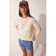 بلوز مخرمة شتوي باللون البيج