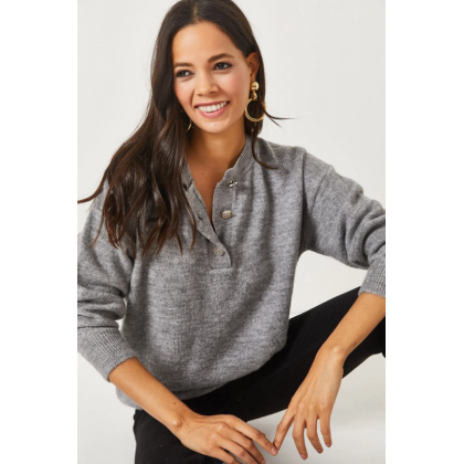 بلوز صوف باللون السكني مع ازارار عن الصدر