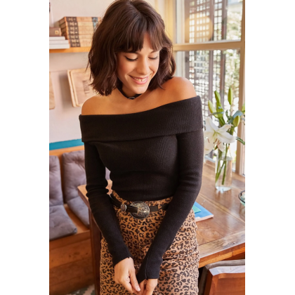 بلوز بتصميم مفتوح الكتف نسائي لون اسود