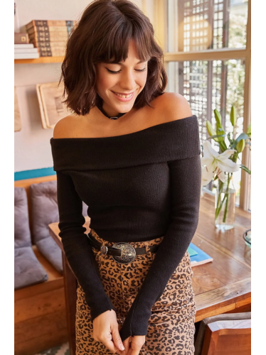 بلوزة ستاتي اوف شولدر لون أسود