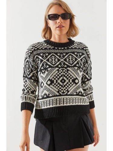 بلوز شتوي باللون الابيض والاسود