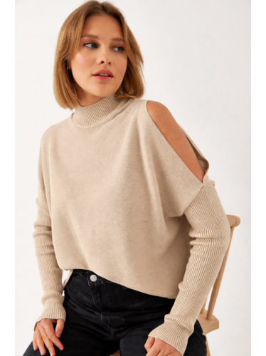 بلوز شتوي باللون البيج