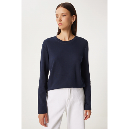 بلوز سادة باللون الكحلي