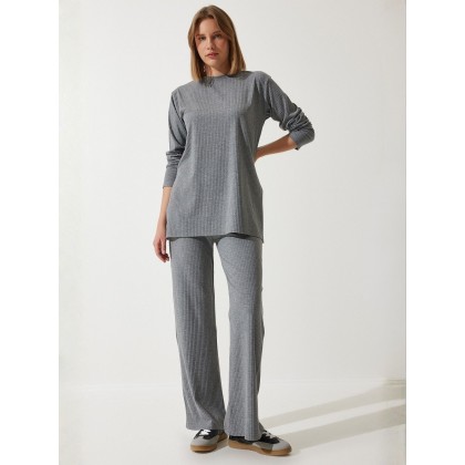 طقم قطعتين باللون السكني الغامق بنطلون وبلوز