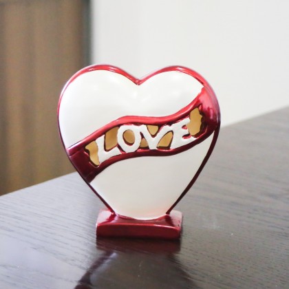 تحفة على شكل قلب LOVE