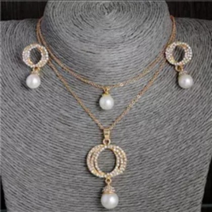 طقم اكسسوار ( عقد + حلق )