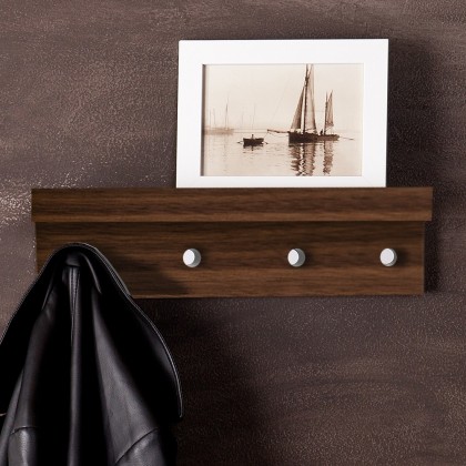 علاقة ملابس خشبية مع رف علوي